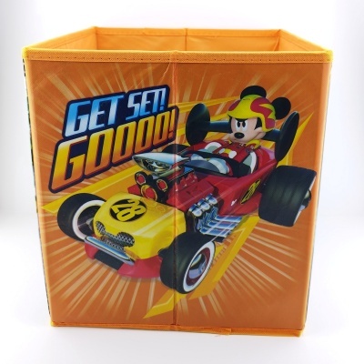 Cubo organizador laranja com imagem de personagem a conduzir carro de corrida vermelho e amarelo e texto colorido