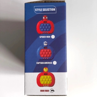Embalagem com brinquedos de super-heróis Spider-Man, Captain America e Iron Man com botões.
