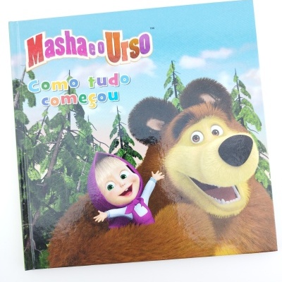 Capa do livro Masha e o Urso com uma menina e um urso em fundo de floresta