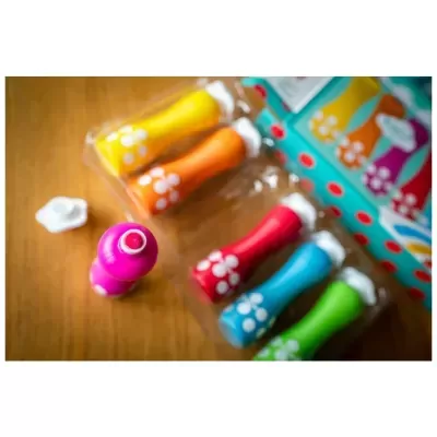 Conjunto de garrafas coloridas com tampas brancas numa superfície de madeira