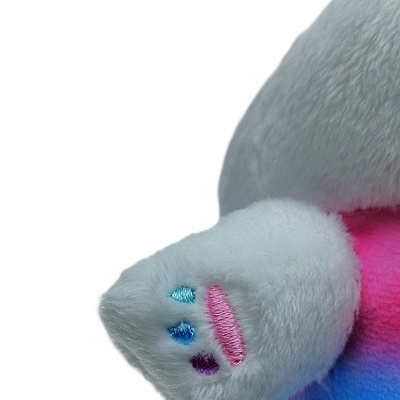 Brinquedo de pelúcia colorido com pata bordada