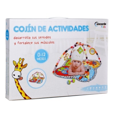 Caixa de 'Cojín de Actividades' com bebé num tapete de atividades e desenho de girafa
