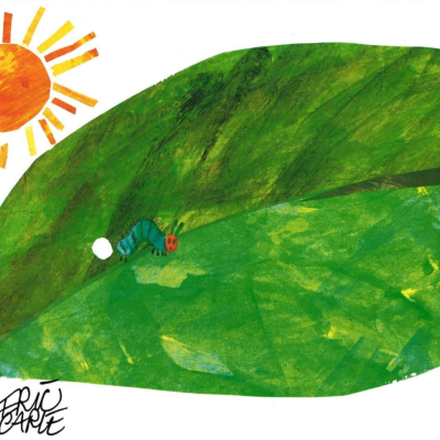 Folha verde pintada com lagarta azul, sol amarelo e assinatura Eric Carle