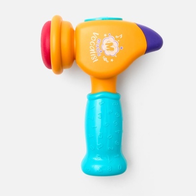 Brinquedo infantil em plástico colorido azul, amarelo, vermelho e roxo