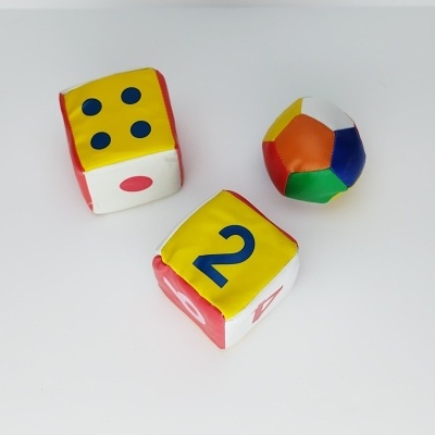 CONJUNTO COLORIDO DE BOLA E CUBOS ALMOFADADOS +6 MESES