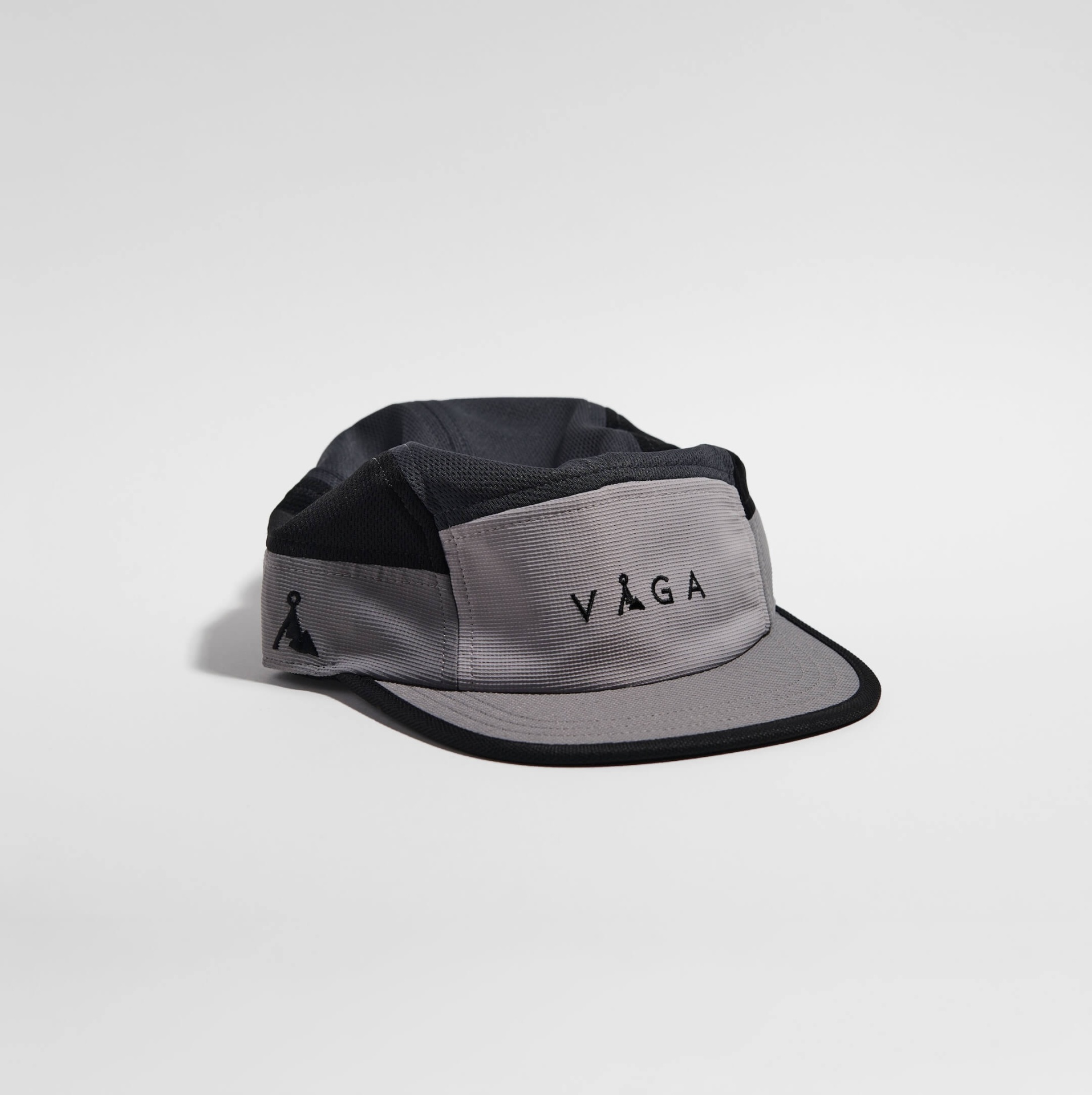 VÅGA CLUB CAP - LIGHT GREY / MID GREY / BLACK Boné cinzento e preto com logo VAGA bordado.