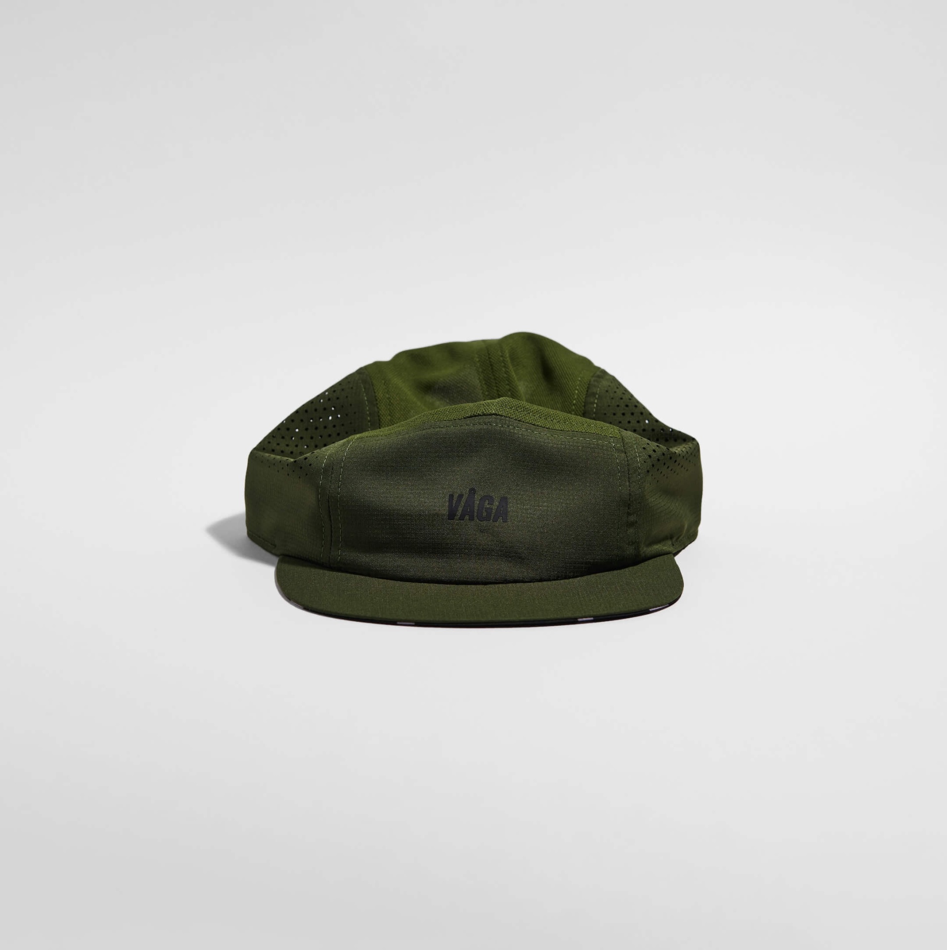 VÅGA FEATHER RACING CAP - UTILITY GREEN Boné verde escuro com texto VÁGA na frente