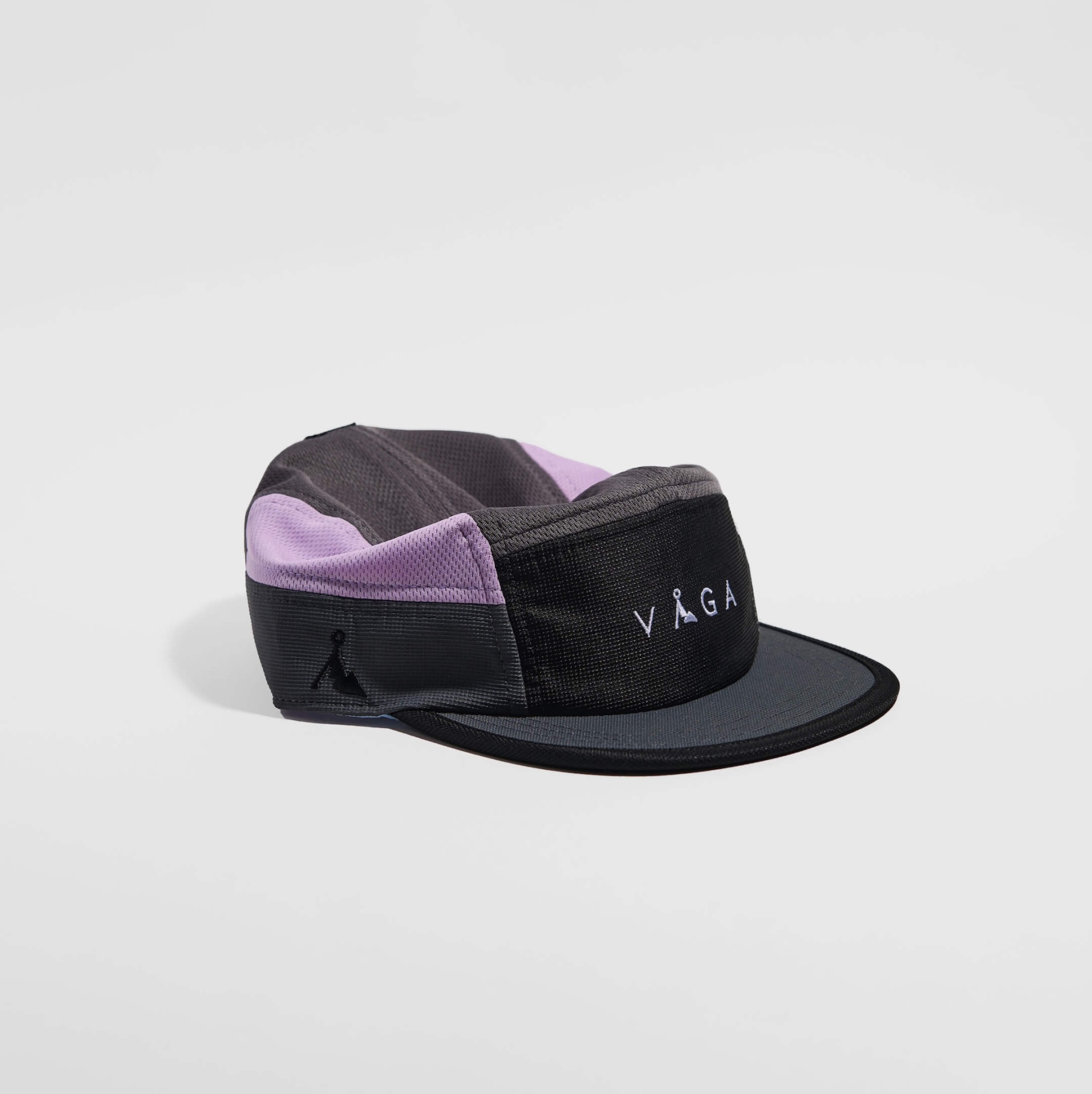VÅGA CLUB CAP - CHARCOAL / LILAC / SMOKE GREY Boné desportivo cinzento, preto e lilás com o texto VÅGA na frente