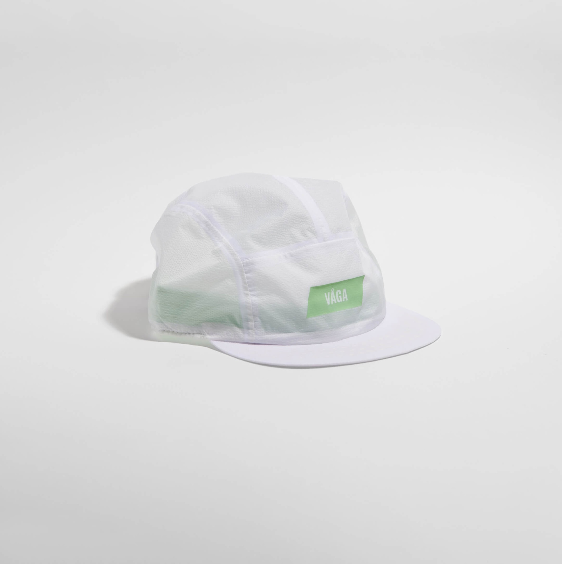 VÅGA FEATHER LIGHT CAP - WHITE Boné branco de tecido leve com etiqueta verde VÁGA