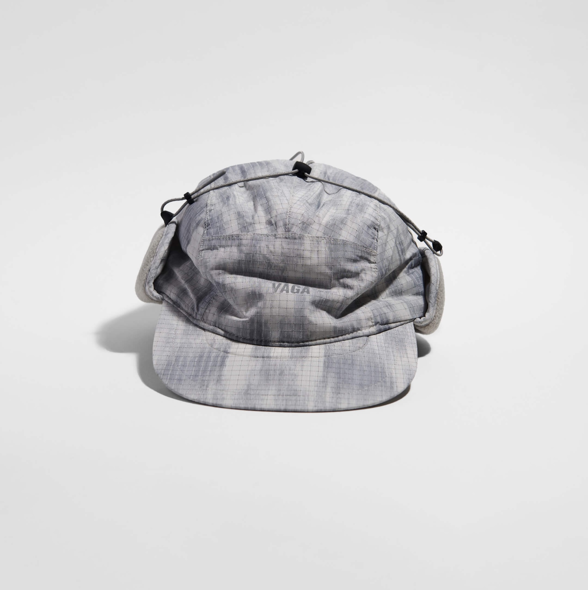 PADDED HIKER CAP - LIGHT GREY / SILVER REFLECTIVE Boné cinza com cordão ajustável e palavra VAGA na frente