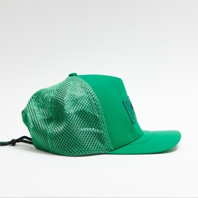 Boné verde com tecido sólido e rede, aba curva, ajuste cordão preto