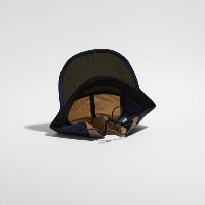 Boné azul escuro com aba verde oliva e interior bege com cordão ajustável