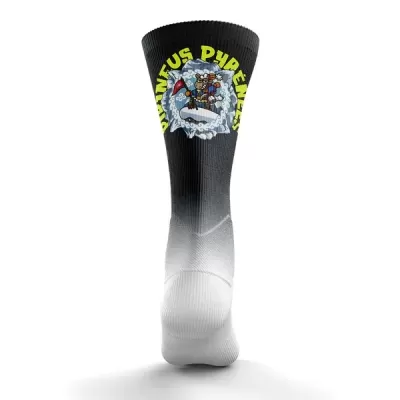 Meia preta e branca com estampa colorida e texto amarelo