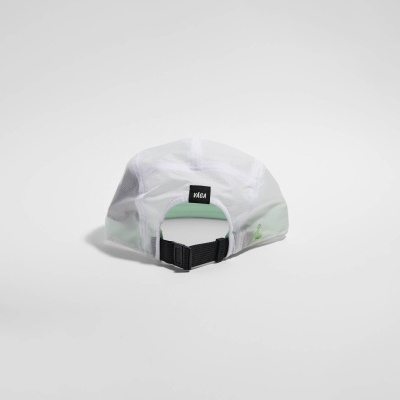 Boné branco translúcido com fecho preto e etiqueta VÁGA