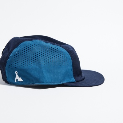 Boné desportivo azul com painel perfurado e logo branco