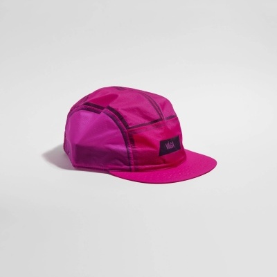 Boné desportiva cor de rosa com detalhes em roxo escuro