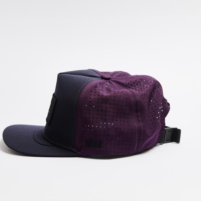 Boné desportivo roxo com malha e fecho ajustável