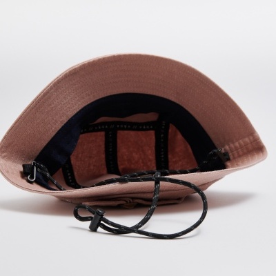 Chapéu castanho com cordão preto ajustável sobre fundo branco