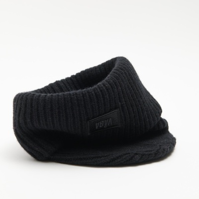 Cachecol tipo gola em malha preta com etiqueta FUBU