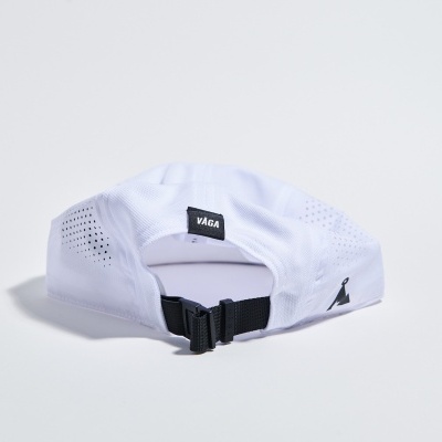 Boné branco com ajuste preto e etiqueta VAGA