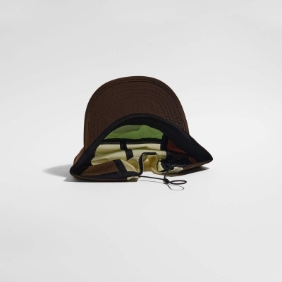 Boné castanho com interior em padrão colorido e cordão ajustável preto