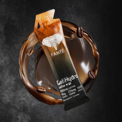 Embalagem de gel de cafeína FANTÉ com gráfico e texto sobre superfície escura com grãos de café