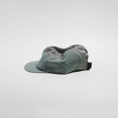 Boné desportivo cinza e verde com fecho ajustável