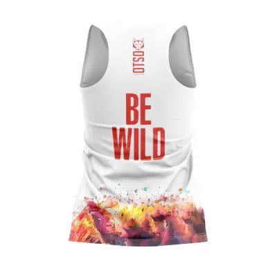 Camiseta desportiva branca sem mangas com texto BE WILD vermelho e estampado colorido na parte inferior