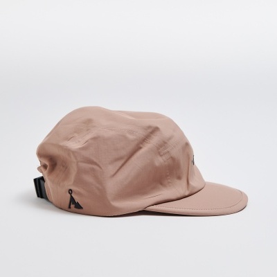 Boné cor de bege claro em fundo branco