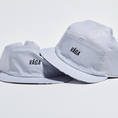 Dois bonés cinzentos com texto VÁGA em preto