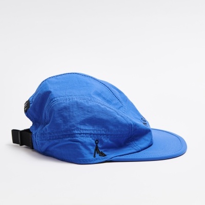 Boné azul com logo preto de homem a jogar golfe