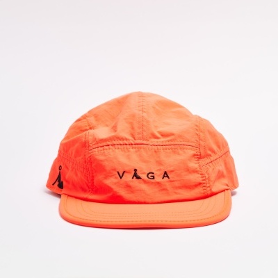 Boné laranja com texto VÁGA bordado a preto.