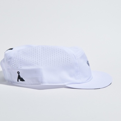 Boné branco respirável com padrões pretos sobre fundo branco