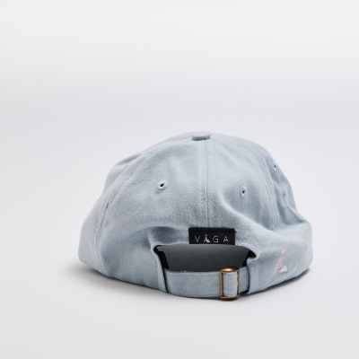 Boné cinzento-claro visto de trás com etiqueta VÃGA e fecho ajustável