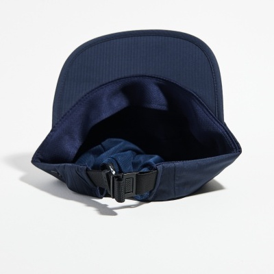 Boné azul escuro com fecho ajustável em fundo branco