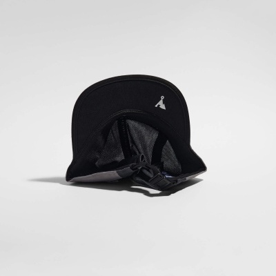 Boné cinzento claro e preto visto de dentro para fora com fecho ajustável e logo branco interno