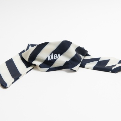 Lenço riscado preto e branco com texto VÁGA