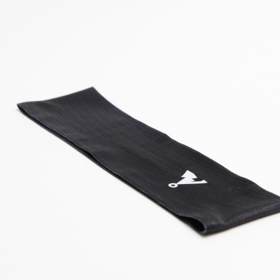 Faixa elástica preta com logotipo branco sobre fundo branco