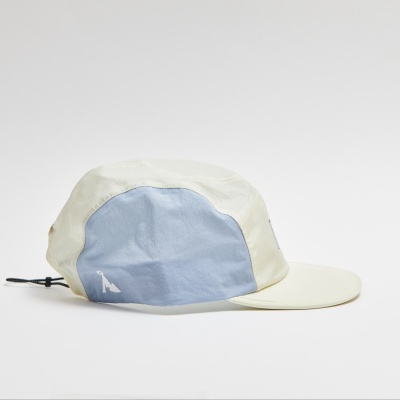 Boné desportivo branco e azul claro com aba reta