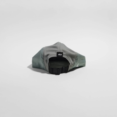 Boné cinzento com ajuste preto e etiqueta VÁGA