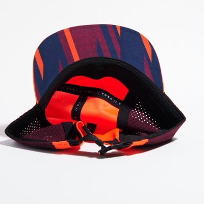 Boné com padrão geométrico em azul, vermelho e laranja