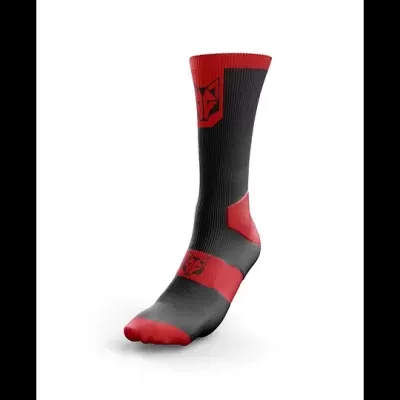 Meia desportiva preta e vermelha com desenhos geométricos