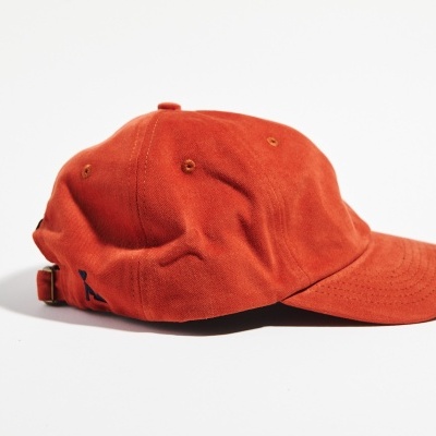 Boné vermelho alaranjado em tecido com logo preto e fecho ajustável