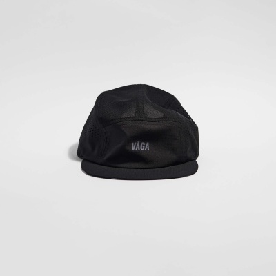 Boné preto com o texto VÅGA impresso no centro