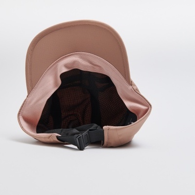 Boné rosa claro com fecho ajustável preto visto por dentro