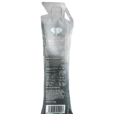 Embalagem prismática prateada com tampa branca e texto branco com elefante e informação nutricional