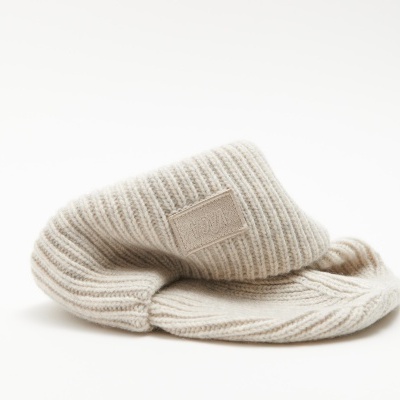 Gorro tecido canelado bege claro com etiqueta retangular