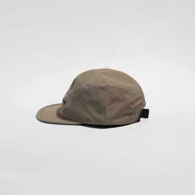 Boné castanho com aba reta em fundo branco