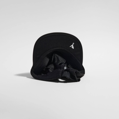 Boné preto em tecido com logótipo branco na pala e sistema de ajuste atrás