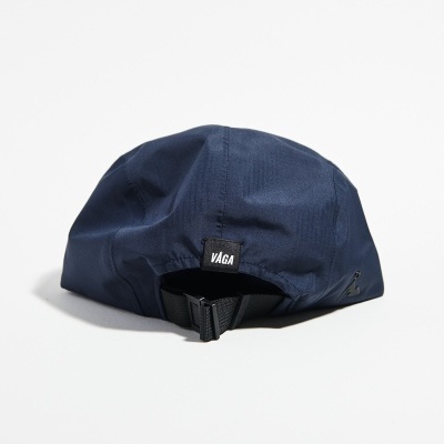 Boné azul escuro com fecho ajustável e etiqueta VAGA